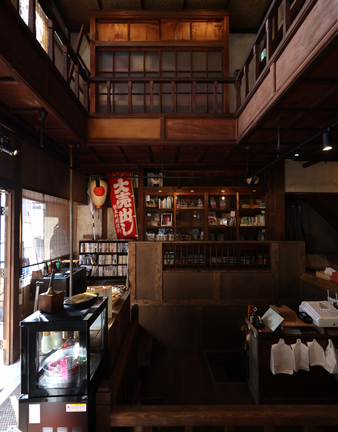 本と酒 鍛冶六|百年余の歴史を受け継ぐシェア型書店・パン屋・酒の小売店