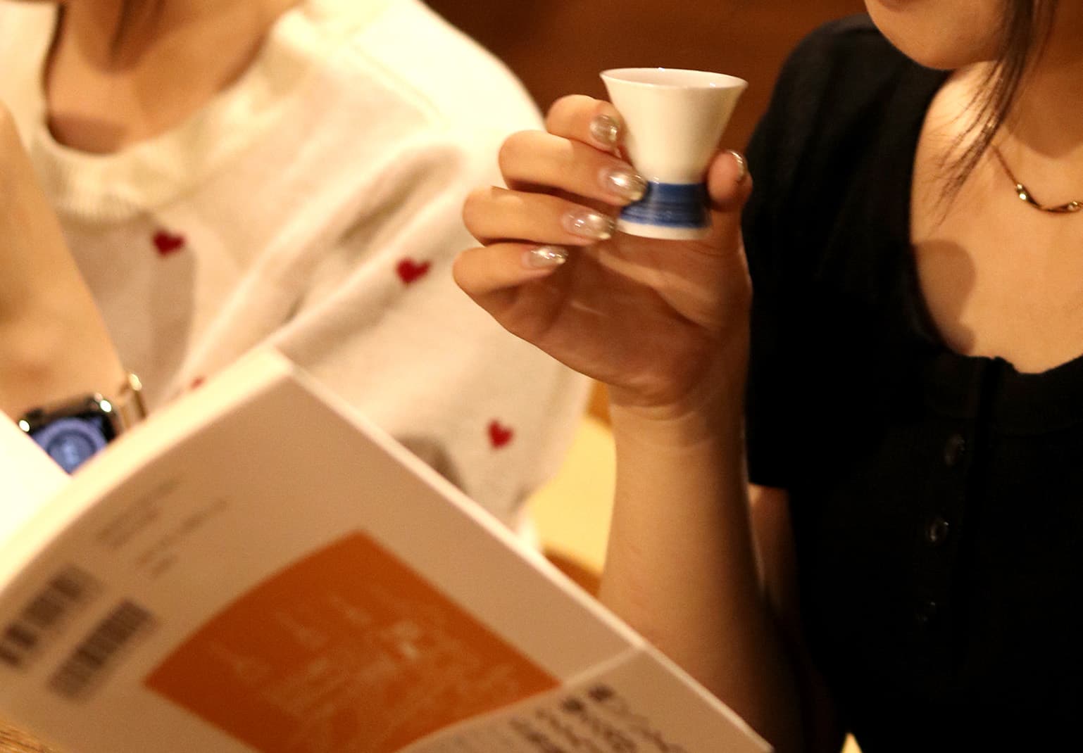 本を読みながら日本酒を楽しむ