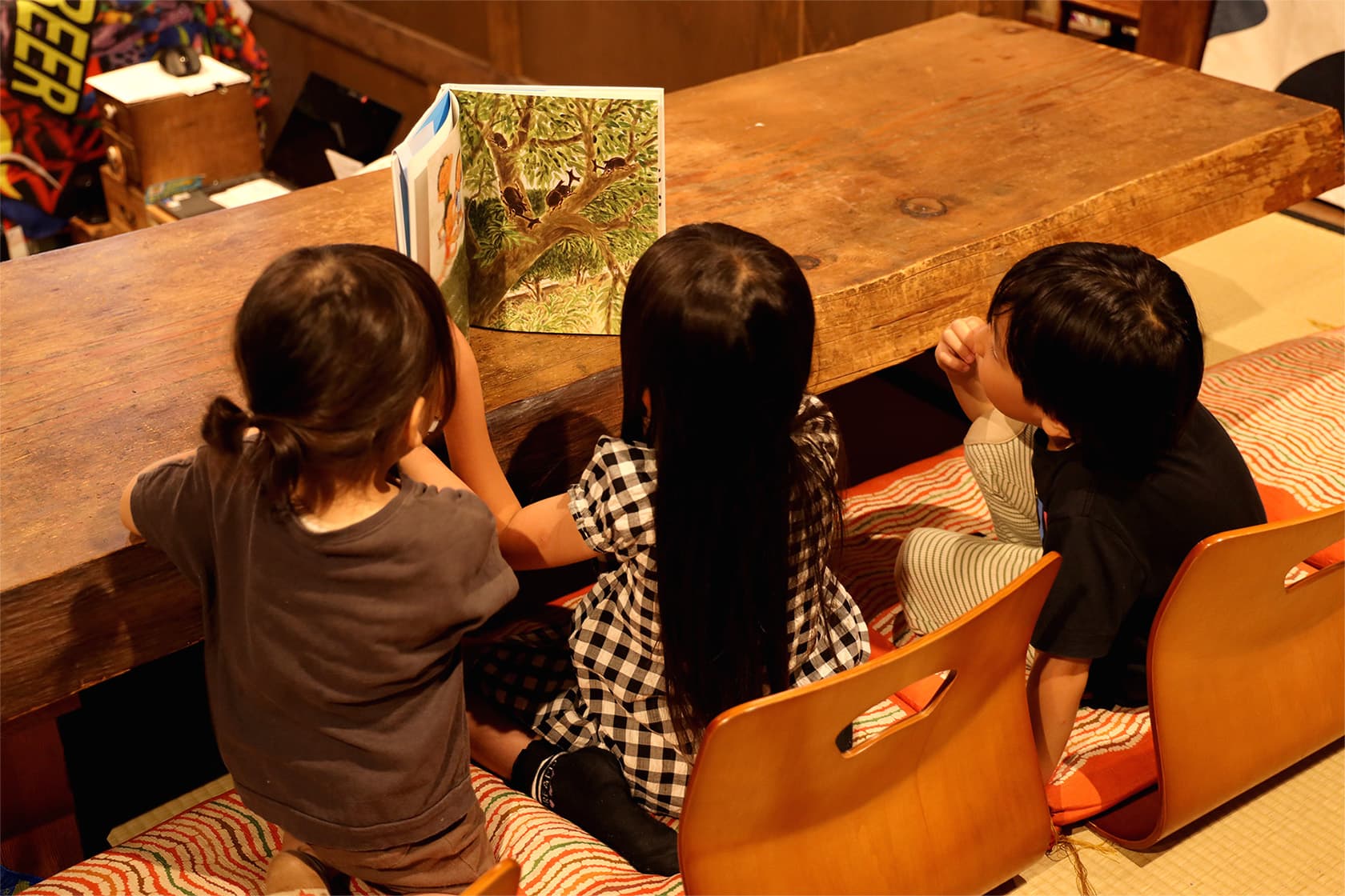 絵本を読む子どもたち